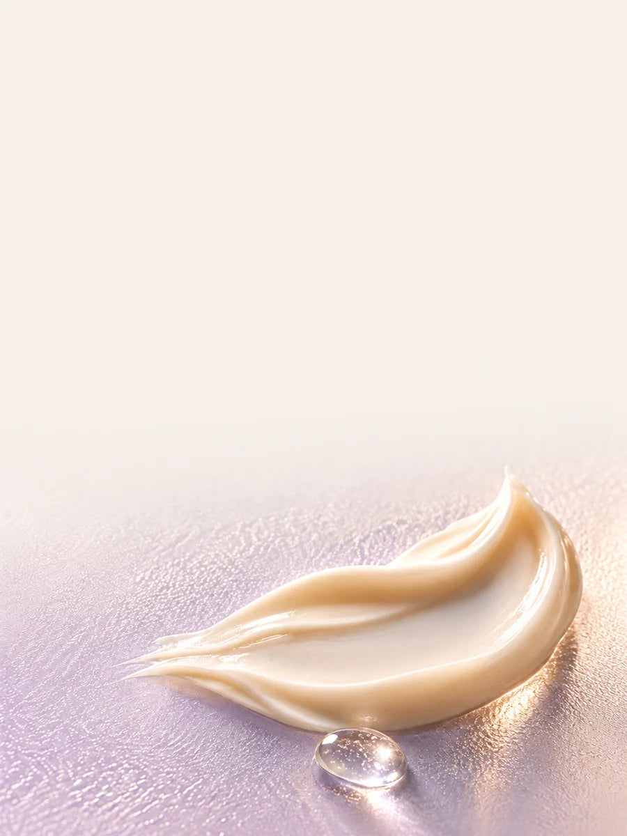 Texturas de creme e gel sobre vidro lilás.